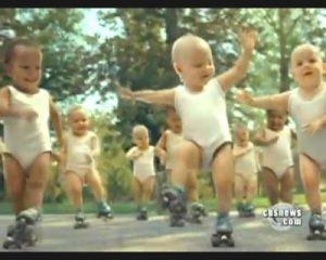 Unos bebés que bailaban y patinaban al ritmo de un comercial de tv.