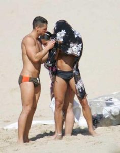 Estas imágenes fueron publicadas hace varios meses donde se muestra a Ricky en compañía de su asistente, hoy presunto compañero sentimental.