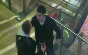 El jugador
irlandés Darren O'Dea, del Ipswich, y al neozelandés Chris Killen,
actualmente en el fútbol de China, besándose en un casino de
Glasgow.