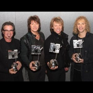 Bon Jovi con su galardón "Íono Global"