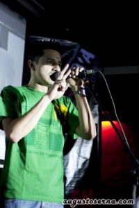 Santiago presentando en El Blue.