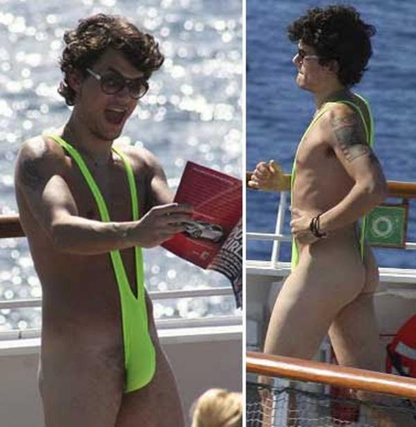 El rockero no obedece y muestra barriga en la playa - Radioacktiva.com 