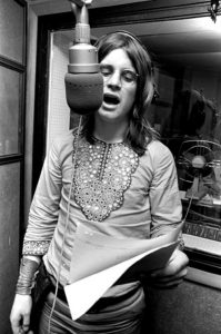 Por Rolling Stone. No está estudiando, sino grabando el primer disco de Black Sabbath. La foto es de febrero de 1970.