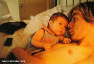 Aquí el líder d0e Nirvana jugando con su bebé, Frances Bean Cobain.