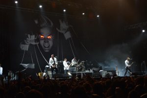 The Hives abriendo el concierto de Arctic Monkeys en Bogotá