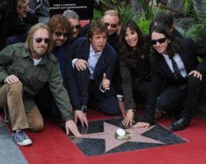 Su viuda Olivia con amigos del artista.