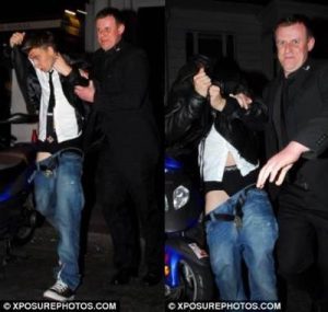 Niklas Bendtner saliendo de un bar en Londres, sufriendo la derrota futbolera.