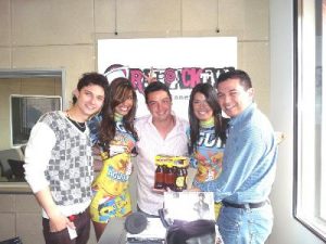 Diego, Pacho y Dobleu con las chicas Águila.