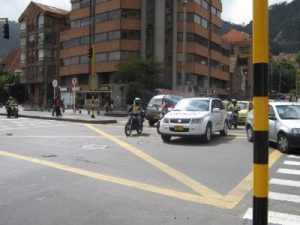 Los pitos de los carros detuvieron por un segundo el cruce entre la 7a y la cll67.