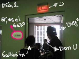 Foto memorable, su primer paso para entrar a la cabina de Radioacktiva, en pleno Gallo.