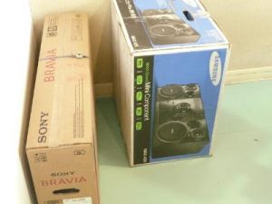 Un radio, un minicomponente y un TV LCD de 26 pulgadas.