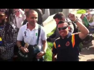 Thumbnail vídeo youtube: Los oyentes de Radioacktiva bailan con apito con El Gallo