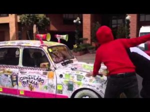 Thumbnail vídeo youtube: Santiago, Ramirez y Tato empujando un carro
