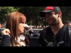 Thumbnail vídeo youtube: Catalina Bernal acompaña a los oyentes en la firma de autógrafos con La Pestilencia