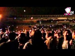 Thumbnail vídeo youtube: Así se vieron los aviones de papel con 'Learn to fly' en el concierto de Foo Fighters en Colombia