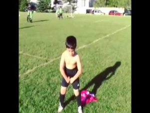 Thumbnail vídeo youtube: Este pequeño celebra su gol al estilo Balotelli