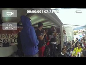Thumbnail vídeo youtube: Santiago Rendón se quita los boxers en la Maratón del Gallo 2013