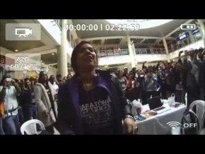 Thumbnail vídeo youtube: Liss se pone los boxers del Negro Ortiz en la cara en la Maratón del Gallo 2013