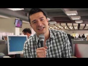 Thumbnail vídeo youtube: Santiago Rendón, director de Hora 21