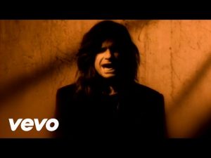 Thumbnail vídeo youtube: Ozzy Osbourne - Mama, I'm Coming Home