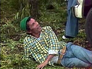 Thumbnail vídeo youtube: El Chapulín Colorado - No es lo mismo "el pelotón de la frontera" que "la pelotera del frontón"