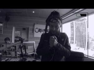 Thumbnail vídeo youtube: Lo que Radioacktiva busca de la nueva gallinita