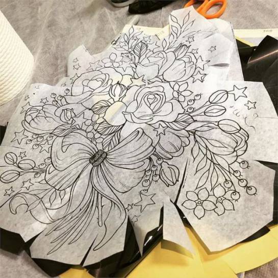 La artista basada en Nueva Zelanda, Makkala Rose, creó el llamativo diseño floral para Alison Habbal. / ALISON HABBAL / BBC Mundo