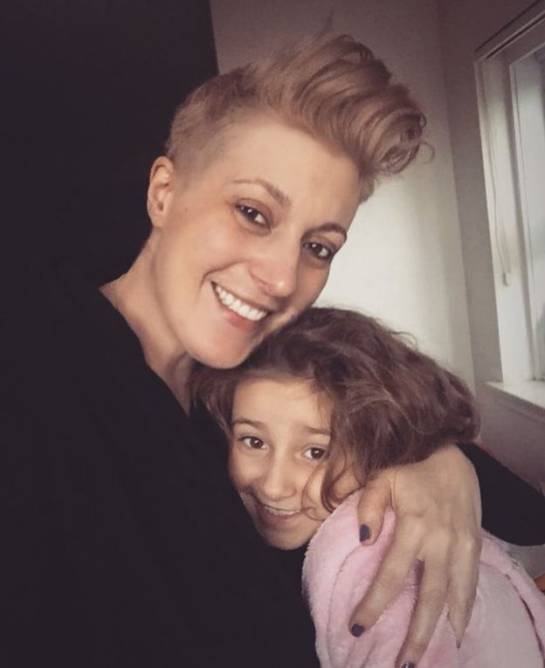 Alison con su hija de 7 años Bessie. / ALISON HABBAL / BBC Mundo