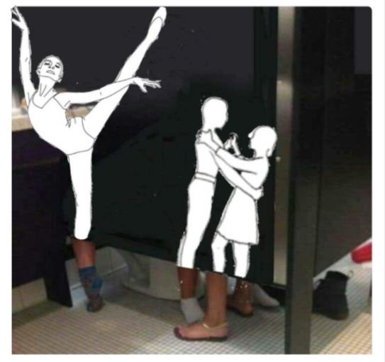 WTF: ¿Un baño, seis piernas? - Radioacktiva.com