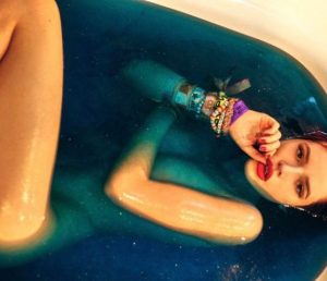 Foto: @bellathorne | Instagram