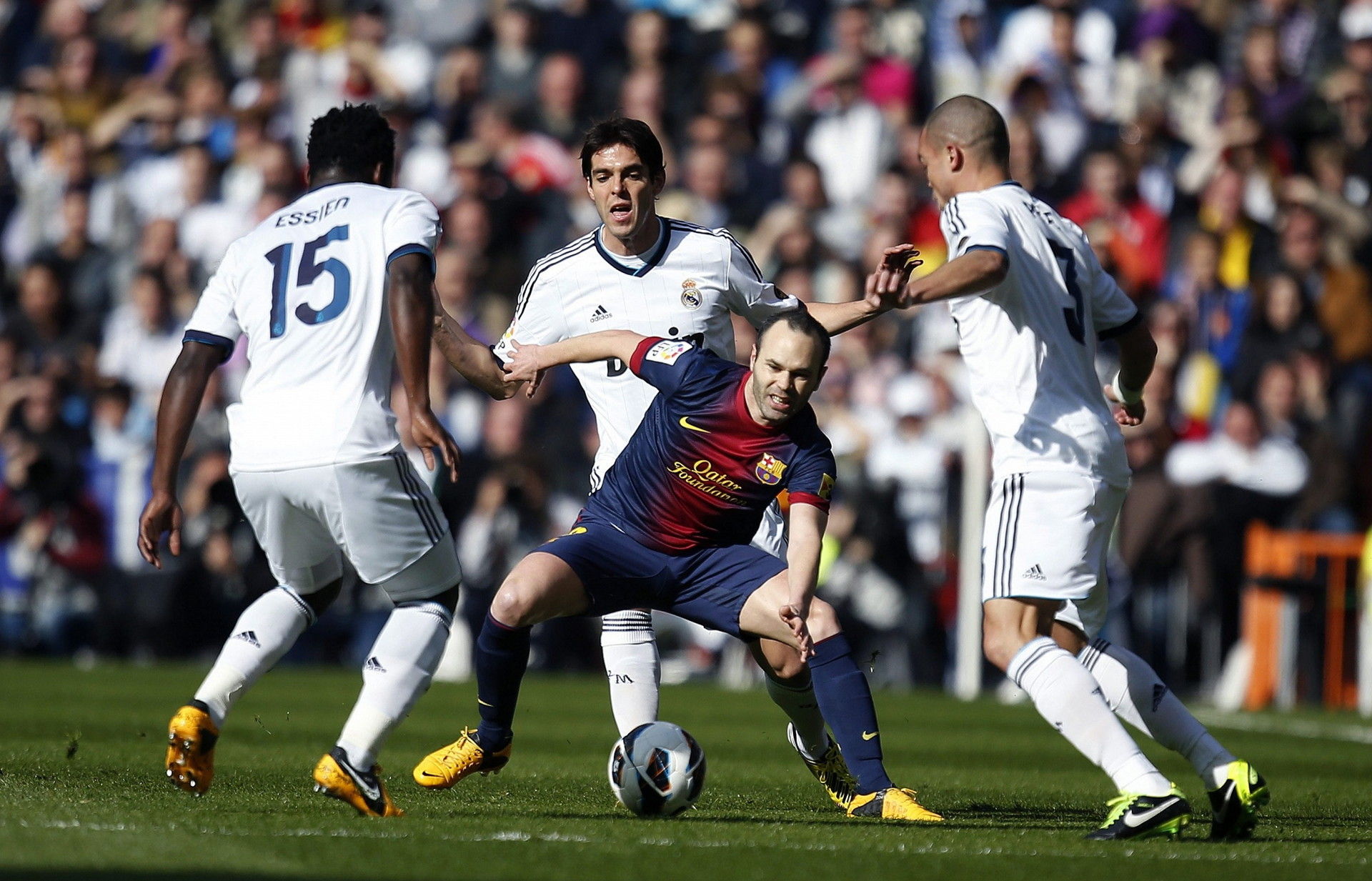 Iniesta Rodeado ¡CRACK! Un tributo a las clásicas imágenes de Andrés Iniesta rodeado de ...