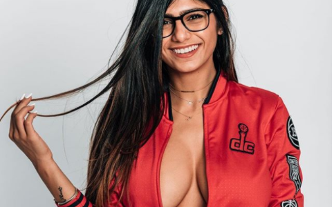 Mia Khalifa se levantó la blusa en un video y puso a todos a suspirar