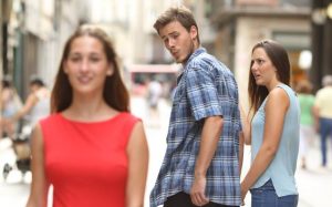 Meme novio distraído