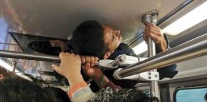 mexicano-en-el-techo-del-tren