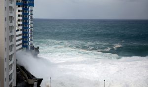 Fuerte oleaje obliga a desalojar a 39 personas de dos edificios en Tenerife
