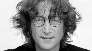 El asesino de John Lennon fue contratado por la CIA para que el músico dejara de cantarle a la Paz
