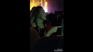 joven y su padre sordo