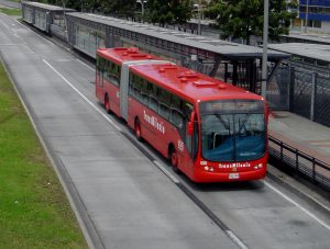 Ladrones se enfrentan en Transmilenio al intentar robar el mismo bus