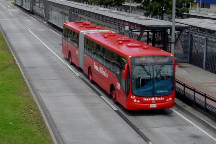 Ladrones se enfrentan en Transmilenio al intentar robar el mismo bus