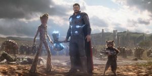 THOR PUEDE HABLAR CUALQUIER LENGUA. En Infinity War Thor dijo que podía entender a Groot porque había tomado clases de Groot en Asgard. Sin embargo, en los cómics Thor posee un don llamado “Todas las Lenguas”, que como su nombre lo indica, puede entender lo que sea.