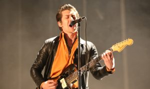 Arctic Monkeys anuncia nuevo álbum en vivo para ayudar a los necesitados