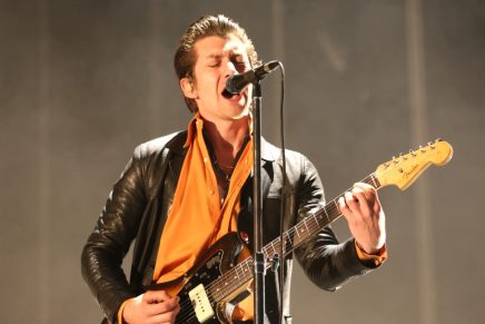 Arctic Monkeys anuncia nuevo álbum en vivo para ayudar a los necesitados