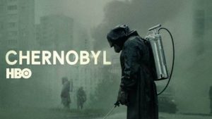 Chernobyl es una mini-serie de apenas 5 episodios, pero son episodios cargados de tensión e intriga que harán estallar tu curiosidad por saber los detalles de este suceso trágico.