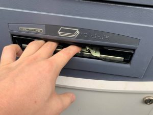 Intenté retirar $60 dólares del cajero, se atascaron, el cajero los volvió a meter, y desaparecieron de mi cuenta