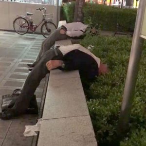 Así descansan la espalda cuando terminan un día agotador en el trabajo