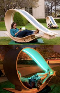 Esta mecedora tiene paneles solares para que que puedas recargar tu celular o computadora mientras disfrutas de ella.