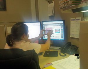 Así es como mi compañera de trabajo nos envía capturas de pantalla. ¡Es única!