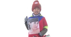 Este niño llevó la foto de su madre fallecida a la cima de la montaña, porque es lo más cerca que podría estar de ella