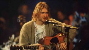 Kurt Cobain dejó la secundaria y empezó a trabajar como conserje de limpieza. El conserje que aparece en el video de Smells Like Teen Spirit, hace referencia al viejo trabajo de Kurt.
