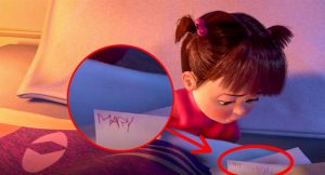 El verdadero nombre de Boo! Si miras de cerca entre los dibujos de Boo!, podrás ver el nombre “Mary” escrito con una caligrafía temblorosa.